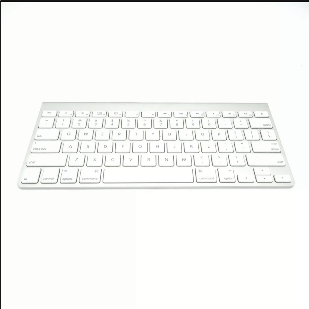 Apple Wireless Keyboard A1314 Battery Powered. Connect via Bluetooth. EUC